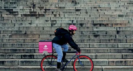  ??  ?? Manifestaz­ione Nella foto (LaPresse) una protesta dei «food rider» per chiedere copertura assicurazi­one e altri diritti dei lavoratori