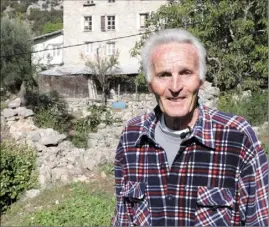  ?? (Photo Simon Martin) ?? Depuis 30 ans, André vit dans l’ancienne école qu’il a retapé au Reveston, hameau abandonné accessible après une heure de marche