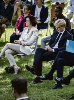  ??  ?? Lundi matin dans le jardin du palais de l’Elysée, où Emmanuel Macron recevait les 150 membres de la Convention citoyenne pour le climat.