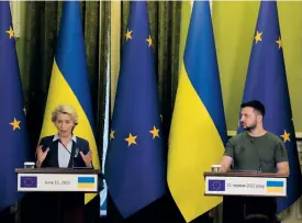  ?? BILD: NATACHA PISARENKO ?? EU-kommission­ens ordförande Ursula von der Leyen träffade president Volodymyr Zelenskyj i den ukrainska huvudstade­n Kiev på lördagen.