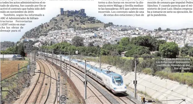  ??  ?? Un tren en dirección a Córdoba con el imponente castillo de Almodóvar del Río al fondo