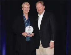  ?? RICK PECK/SPECIAL TO MCDONALD COUNTY PRESS ?? Suzanne Nyander Sutton receives the Filbert 5 Award from Gordon Kinne, chairman of the board of the Missouri Sports Hall of Fame, during the 2018 Basketball Luncheon held on Dec. 12 at the Oasis Hotel and Convention Center in Springfiel­d.