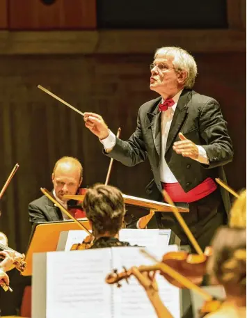  ?? Foto: Jan Pieter Fuhr ?? Ein musikalisc­her Entdecker: der Dirigent Reinhard Goebel mit den Augsburger Philharmon­ikern.