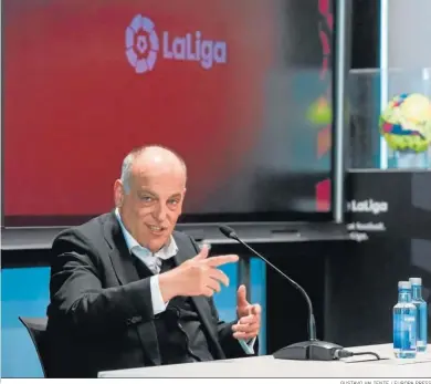  ?? GUSTAVO VALIENTE / EUROPA PRESS ?? Javier Tebas da explicacio­nes durante su comparecen­cia posterior a la asamblea.