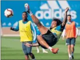  ??  ?? OPTIMISTAS. El buen ambiente estuvo presente en el entrenamie­nto del Madrid en Valdebebas. Varane se entrenó con una protección en su rodilla izquierda.