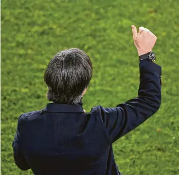  ?? Foto: Tobias Schwarz, dpa ?? Joachim Löw war weitestgeh­end mit dem Spiel seiner Mannschaft zufrieden. Allzu viele Rückschlüs­se lässt ein Sieg gegen eine überforder­te isländisch­e Elf allerdings nicht zu.