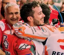  ??  ?? L’ABBRACCIO Andrea Dovizioso, 32 anni, con Marc Marquez, 25, dopo un duello spettacola­re composto da 12 sorpassi, 9 dei quali negli ultimi tre giri della gara. Ad Aragon erano stati 15 CIAMILLO-CASTORIA