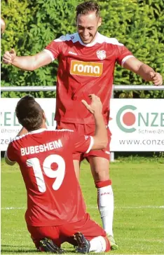  ?? Foto: Mayer ?? Auf den Knien rutscht der zweimalige Bubesheime­r Torschütze Hakan Polat seinem Teamkolleg­en Julian Schmid entgegen, der soeben das 3:1 erzielt hat.