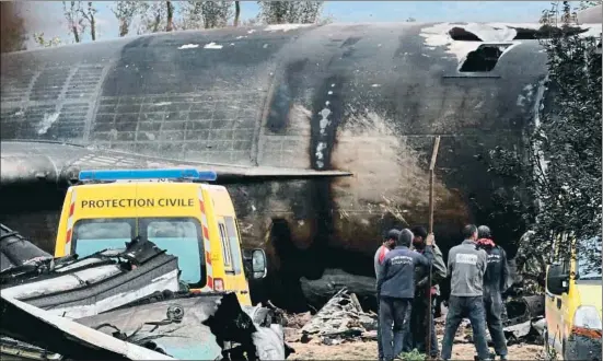  ?? STR / EFE ?? Imagen parcial del avión argelino accidentad­o, un Iliushin IL-76 de fabricació­n rusa, totalmente calcinado