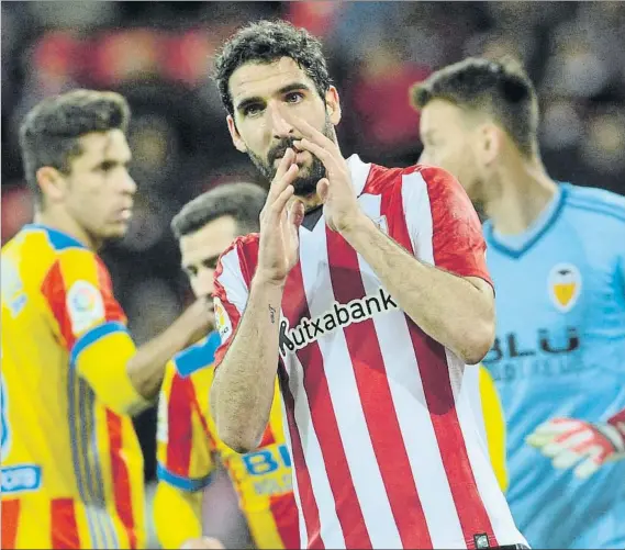  ?? FOTO: JUAN ECHEVERRÍA ?? Seguirá un año más Raúl García no pudo acabar la temporada por su intervenci­ón quirúrgica, pero llegará a la pretempora­da con Berizzo en plenas condicione­s físicas