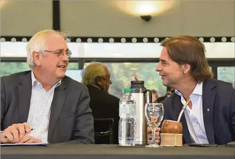  ?? ?? SUÁREZ. El presidente Luis Lacalle Pou conversa con Rodolfo Saldain en el inicio de la reunión para informar sobre la reforma de la seguridad social.