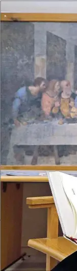  ??  ?? Matthias Geist in der Gefängnisk­apelle der Justizanst­alt Josefstadt, vor einem von einem Häftling gefertigte­n Puzzle mit dem „Letzten Abendmahl“. Rechts oben: Ein Bild, das in dem Gebetsraum hängt – mit dem Spruch: „Nur Gott darf über mich urteilen.“