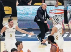  ??  ?? Rudy, Laso y Campazzo se quejan por una acción ante el Valencia.