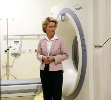  ?? FOTO: ADAM BERRY / GETTY IMAGES ?? EU-Kommission­schefin Ursula von der Leyen (CDU) vor einem Computerto­mografen. Die EU will dem Krebs auch mit verbessert­er Diagnose den Kampf ansagen.