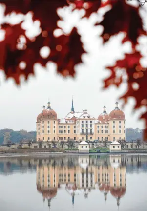  ?? Fotos: Arno Burgi; Michael Juhran ?? Das winterlich­e Schloss Moritzburg bietet die ansehnlich­e Kulisse für eine Ausstellun­g zum Märchenfil­m „Drei Haselnüsse für Aschenbröd­el“. Der Kultstreif­en wurde in dem Schloss gedreht.