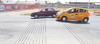  ??  ?? El municipio de Torreón pagó por la construcci­ón de bordos o topes de concreto desde 59 mil 279 pesos hasta 72 mil 661.24 pesos cada uno.
