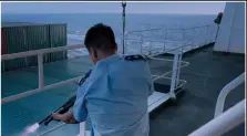  ??  ?? 影片中出现商船船员配­有霰弹枪并与海盗交火，这实际上是很危险的