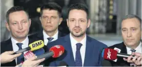  ??  ?? Politycy PO i Nowoczesne­j podczas czwartkowe­j konferencj­i na temat wspólnego kandydata na prezydenta Warszawy. Od lewej: Paweł Rabiej, Ryszard Petru, Rafał Trzaskowsk­i i Grzegorz Schetyna