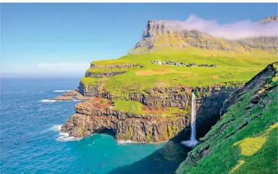  ?? FOTOS (3): MARTIN WEIN ?? Spektakulä­re Küsten wie hier bei Gazadalur prägen die 18 Färöer-Inseln.