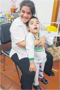  ??  ?? El chiquito de 5 años asiste varias terapias, kinesiólog­o, fonoaudiól­ogo, y va al jardín de infantes.