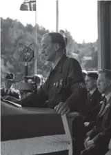 ?? FOTO: DAGFINN PETTERSEN/VEST-AGDERMUSEE­T/AGDERBILDE­R.NO ?? Kjenner du denne mannen i uniform? Her taler han på «Idda» under kongebesøk­et i 1945.