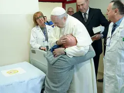  ??  ?? Un giovane malato di 18 anni si inginocchi­a davanti al Papa e lo abbraccia