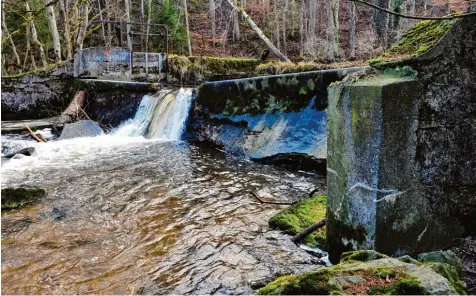  ?? Foto: Thorsten Jordan ?? Dieses Wehr in der Windach bei Windach wurde bei einem Hochwasser 2015 stark beschädigt. Das Wasserwirt­schaftsamt will es abreißen. Die Gemeinde Windach fordert da gegen, dass der Mühlbach, der jetzt zu wenig Wasser zugeführt bekommt, wieder...