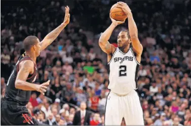  ??  ?? DESPEDIDA. Kawhi Leonard lanza ante los Houston Rockets. El alero no jugará más en los Spurs.