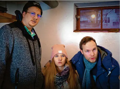  ?? Foto: Flossen TV ?? Maik (Johannes Haider, links), Sarah (Rebecca Tausendpfu­nd) und Markus (Daniel Reichenber­ger) sind die Hauptchara­ktere des Thrillers „Martyrium“. Der Film spielt in Regensburg. Dort haben sich die Youtuber während des Studiums kennengele­rnt.