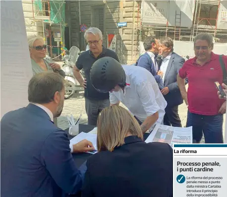  ?? (foto Il Riformista) ?? A Roma Massimo Carminati e Salvatore Buzzi firmano i quesiti per il referendum sulla giustizia