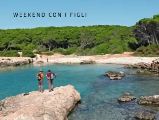  ??  ?? Con le guide
di Avanguardi­e sulle spiagge più selvagge dei parchi naturali del Salento.