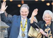  ?? FOTO: DPA ?? Historiker Timothy Garton Ash und seine Ehefrau Danuta nach der Preisverle­ihung in Aachen.