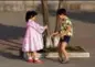  ??  ?? 7. Deux jeunes nord-coréens jouant dans la rue. Province de Pyongan, Pyongyang, Corée du Nord.