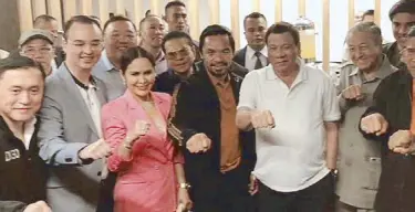  ??  ?? President Duterte and Malaysian Prime Minister Dr. Mahatir Bin Mohamad congratula­te Pacquiao with Foreign Affairs Secretary Alan Peter Cayetano, Presidenti­al Assistant Secretary Bong Go and Jinkee