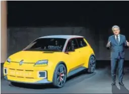  ??  ?? De Meo presentó el Renault 5 Prototype, el posible sustituto del actual Zoe.