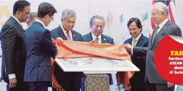  ??  ?? NAJIB, Ahmad Zahid dan Anifah melihat replika setem ulang tahun Hari ASEAN ke-50 di Suria KLCC, Kuala Lumpur.