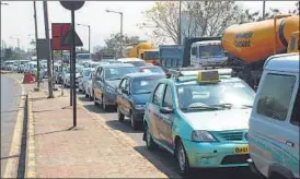  ?? BACHCHAN KUMAR ?? Vehicles diverted onto a one- way traffic lane on Tuesday.