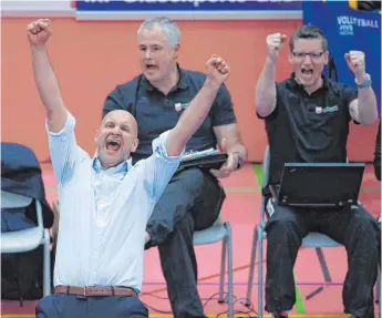  ?? FOTO: IMAGO ?? Geschafft: Der TV Rottenburg bleibt in der Volleyball-Bundesliga. Es freuen sich Trainer Hans Peter MüllerAngs­tenberger (vorne) und die Co-Trainer Oliver Heiming und Karsteh Haug (von links).