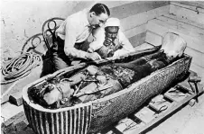  ?? ?? Howard Carter vor seinem bekanntest­en Fund: Dem Sarkophag von Tutanchamu­n. Foto: Mansell Collection/the LIFE Picture Collection/imago