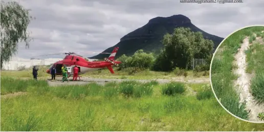  ?? Foto’s: Chriszanne Janse van Vuuren ?? ‘n Tweede landing op die verweerde platform is verlede Sondag, 29 Januarie, genoodsaak toe die AMS-reddingshe­likopter ‘n pasiënt wat in ‘n motorongel­uk op die N9 tussen Graaff-Reinet en Middelburg betrokke was, moes oppik. INLAS: Die helipad is oorgroei met gras en onkruid en die wit sirkel is glad nie meer sigbaar nie.