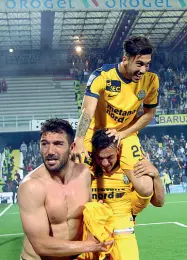  ?? (Foto Lapresse) ?? La festa Il Verona torna in serie A dopo un anno tra i cadetti. La festa della squadra a Cesena