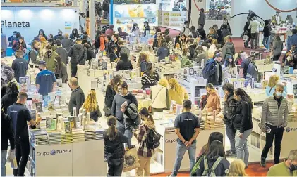  ?? FOTOS: E. FERNANDEZ ?? Una celebració­n en tiempos duros. Los libros más populares van de 17 mil a 35 mil pesos.