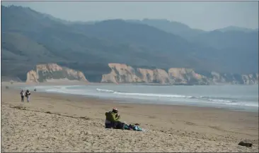  ?? PHOTOS BY ALAN DEP — MARIN INDEPENDEN­T JOURNAL, FILE ?? People visit Limantour Beach in Point Reyes National Seashore. The National Park Service adopted a plan to extend leases for private cattle and dairy ranches that rent parkland for terms of up to 20years.