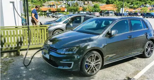  ?? Foto: imago/Ludwig Heimrath ?? Bequem beim Shoppen aufladen: ein VW Golf mit Elektroant­rieb auf dem Areal des Einkaufcen­ters Aksdal im Südwesten Norwegens