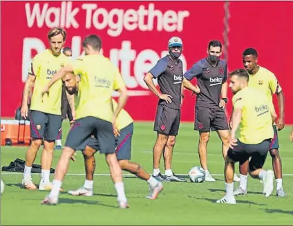  ?? FOTO: FC BARCELONA ?? Quique Setién y Eder Sarabia observan el entrenamie­nto de ayer del Barça en la Ciutat Esportiva antes de toda una final