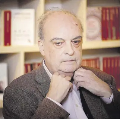  ?? Ferran Nadeu ?? Enrique Vila-Matas, en la presentaci­ón de ‘Ocho entrevista­s inventadas’ en la librería +Bernat.