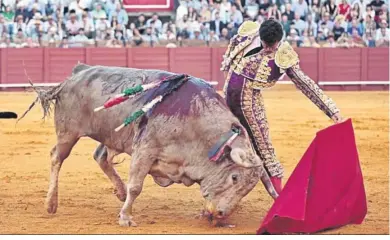  ?? ?? Soberbio natural de Luque al toro que cerró plaza, ‘Contento’, y que le dio el pasaporte para irse por el Paseo de Colón.