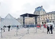  ??  ?? Emmanuel Macron eligió la explanada del Museo del Louvre, en París, para celebrar un eventual triunfo en las elecciones de hoy.