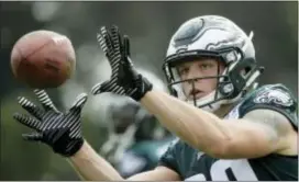  ?? MATT ROURKE — THE ASSOCIATED PRESS ?? Canadian rugby star Adam Zaruba shows he’s comfortabl­e catching a football during an Eagles training camp session Friday in Philadelph­ia.