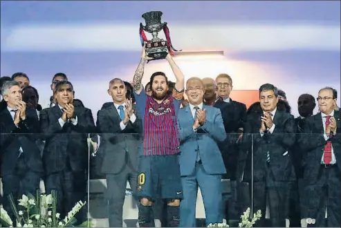  ?? JOSE MANUEL VIDAL / EFE ?? Leo Messi levanta la Supercopa del 2018, la primera que se jugó en el extranjero, en Tánger (Marruecos)